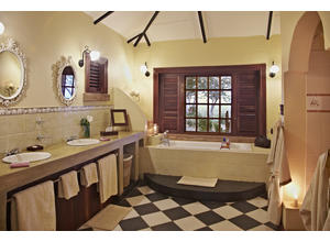 closed colonial suite - bathroom